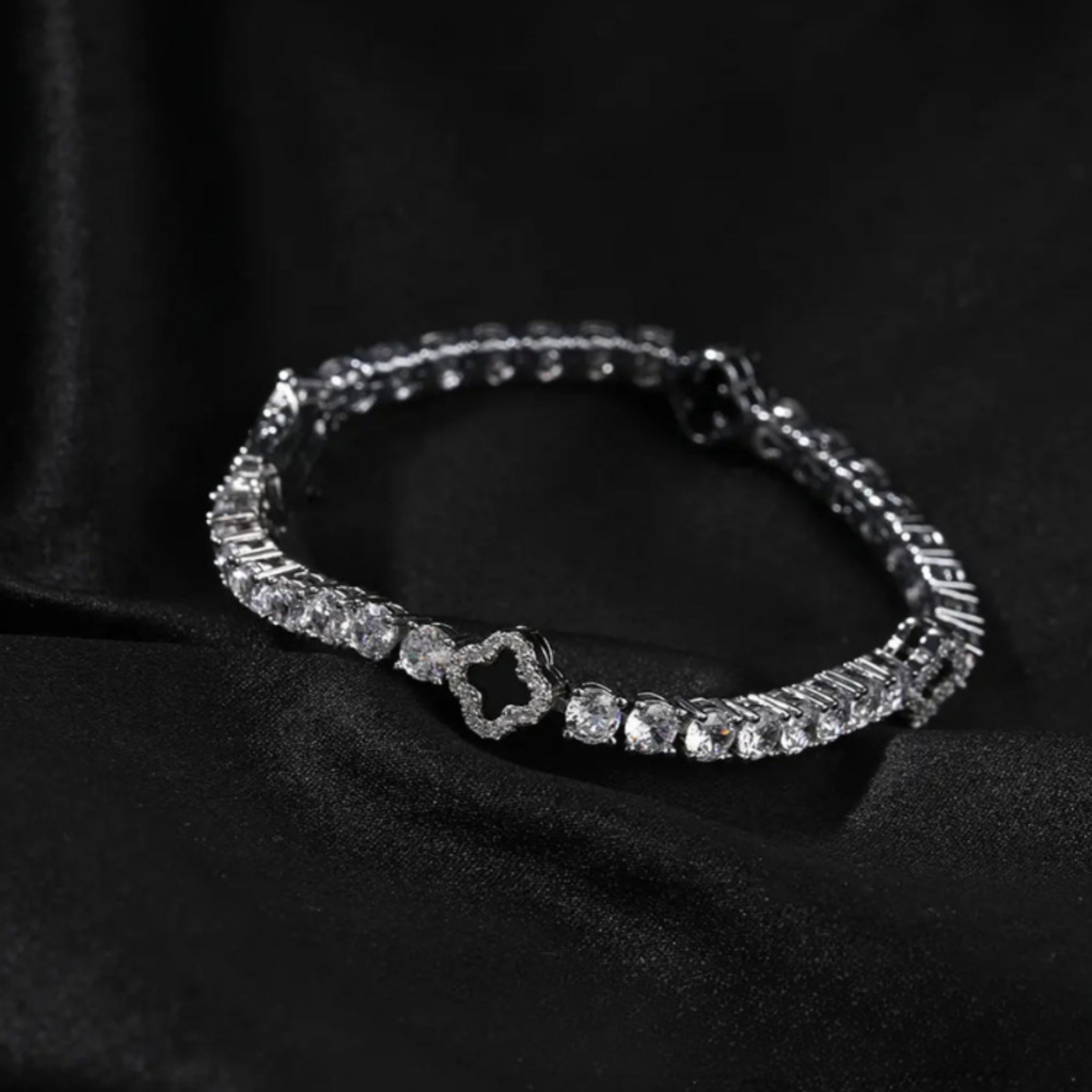 צמיד טניס תלתן - זהב לבן